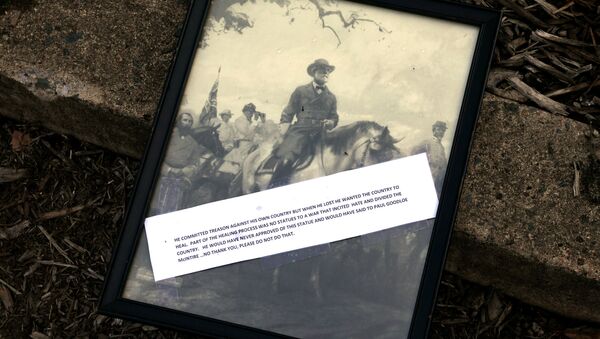 A framed picture of Confederate General Robert E. Lee, with an inscription, is placed by someone in the park formerly dedicated to him and the site of recent violent demonstrations in Charlottesville, Virginia, U.S. August 18, 2017 - Sputnik International