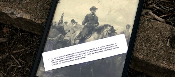 A framed picture of Confederate General Robert E. Lee, with an inscription, is placed by someone in the park formerly dedicated to him and the site of recent violent demonstrations in Charlottesville, Virginia, U.S. August 18, 2017 A framed picture of Confederate General Robert E. Lee, with an inscription, is placed by someone in the park formerly dedicated to him and the site of recent violent demonstrations in Charlottesville, Virginia, U.S. August 18, 2017 - Sputnik International