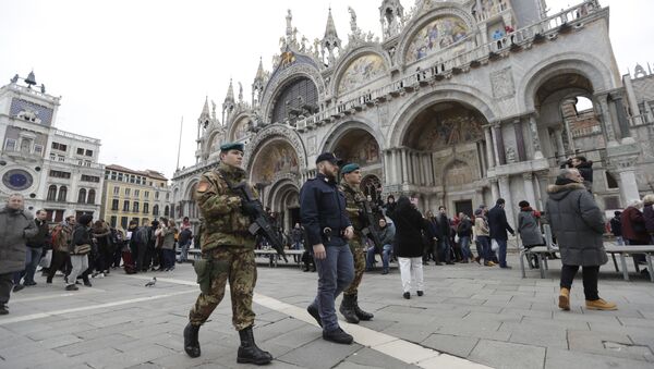 Italian soldiers and policemen patrol St. Mark's Square during the carnival celebrations in Venice, Italy, Saturday, Feb. 11, 2017 - Sputnik International