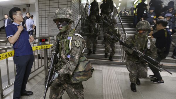 South Korean army soldiers conduct an anti-terror drill as part of Ulchi Freedom Guardian exercise inside a subway station in Seoul, South Korea, Tuesday, Aug. 22, 2017 - Sputnik International