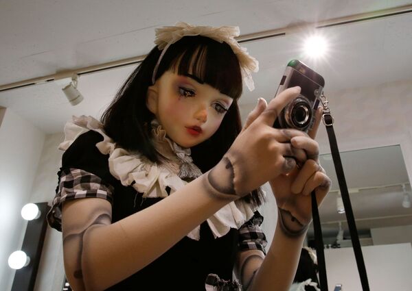 Beyond Human Beauty: Japanese 'Living Doll' Becomes a Fashion Model - Sputnik International