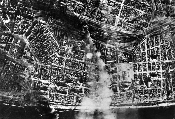 Smoke over the city center after aerial bombing by the German Luftwaffe on the central station Smoke over the city center after aerial bombing by the German Luftwaffe on the central station - Sputnik International