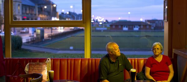In this Wednesday, July 6, 2016 photo, a couple sit inside a pub at Great Yarmouth, East of England. In this Wednesday, July 6, 2016 photo, a couple sit inside a pub at Great Yarmouth, East of England. - Sputnik International