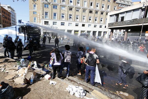 Italian Police use a water cannon as they clash with refugee squatters who had occupied a small square in central Rome, Italy August 24, 2017 - Sputnik International