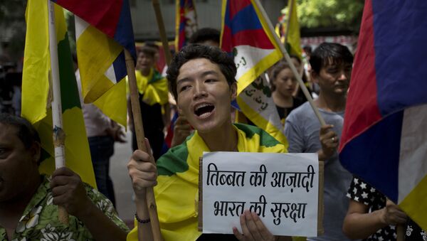 Exile Tibetans shout slogans during a protest to show support with India on Doklam standoff in New Delhi, India, Friday, Aug. 11, 2017 - Sputnik International