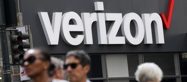 In this Tuesday, May 2, 2017 photo, people walk past a Verizon store in Manhattan's midtown area, in New York In this Tuesday, May 2, 2017 photo, people walk past a Verizon store in Manhattan's midtown area, in New York - Sputnik International