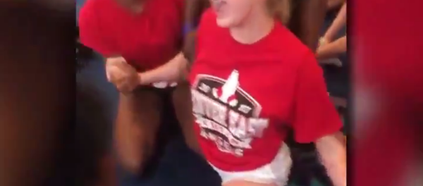 School Officials Suspended After Video Shows Coach Forcing Girl to Do Splits - Sputnik International