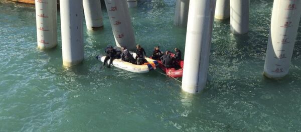 Rescuers work near a pier after a bus carrying a group of workers plunged into the Black Sea outside the settlement of Volna in the Krasnodar region, Russia August 25, 2017 Rescuers work near a pier after a bus carrying a group of workers plunged into the Black Sea outside the settlement of Volna in the Krasnodar region, Russia August 25, 2017 - Sputnik International