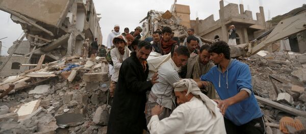 People carry the body of a woman they recovered from under the rubble of a house destroyed by a Saudi-led air strike in Sanaa, Yemen August 25, 2017 People carry the body of a woman they recovered from under the rubble of a house destroyed by a Saudi-led air strike in Sanaa, Yemen August 25, 2017 - Sputnik International