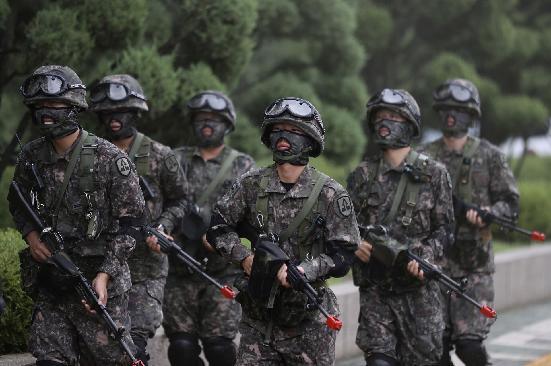 South Korean army soldiers walk after an anti-terror drill as a part of Ulchi Freedom Guardian exercise at National Assembly in Seoul, South Korea, Wednesday, Aug. 23, 2017 - Sputnik International, 1920, 07.05.2022