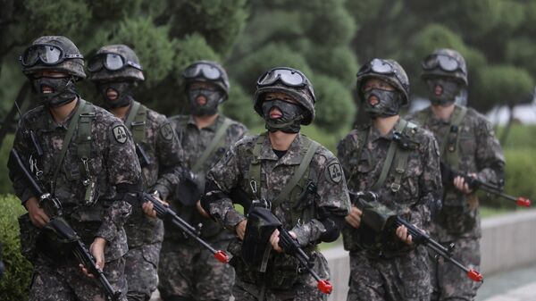 South Korean army soldiers walk after an anti-terror drill as a part of Ulchi Freedom Guardian exercise at National Assembly in Seoul, South Korea, Wednesday, Aug. 23, 2017 - Sputnik International
