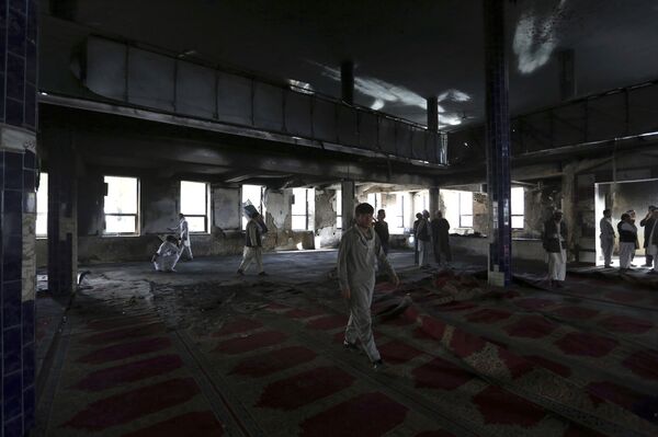Afghan men are seen inside a Shiite mosque where gunmen attacked during Friday prayers, in Kabul, Afghanistan, Saturday, Aug. 26, 2017 - Sputnik International