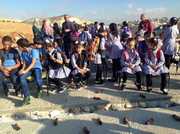 Palestinian students gather at the site of their demolished school - Sputnik International