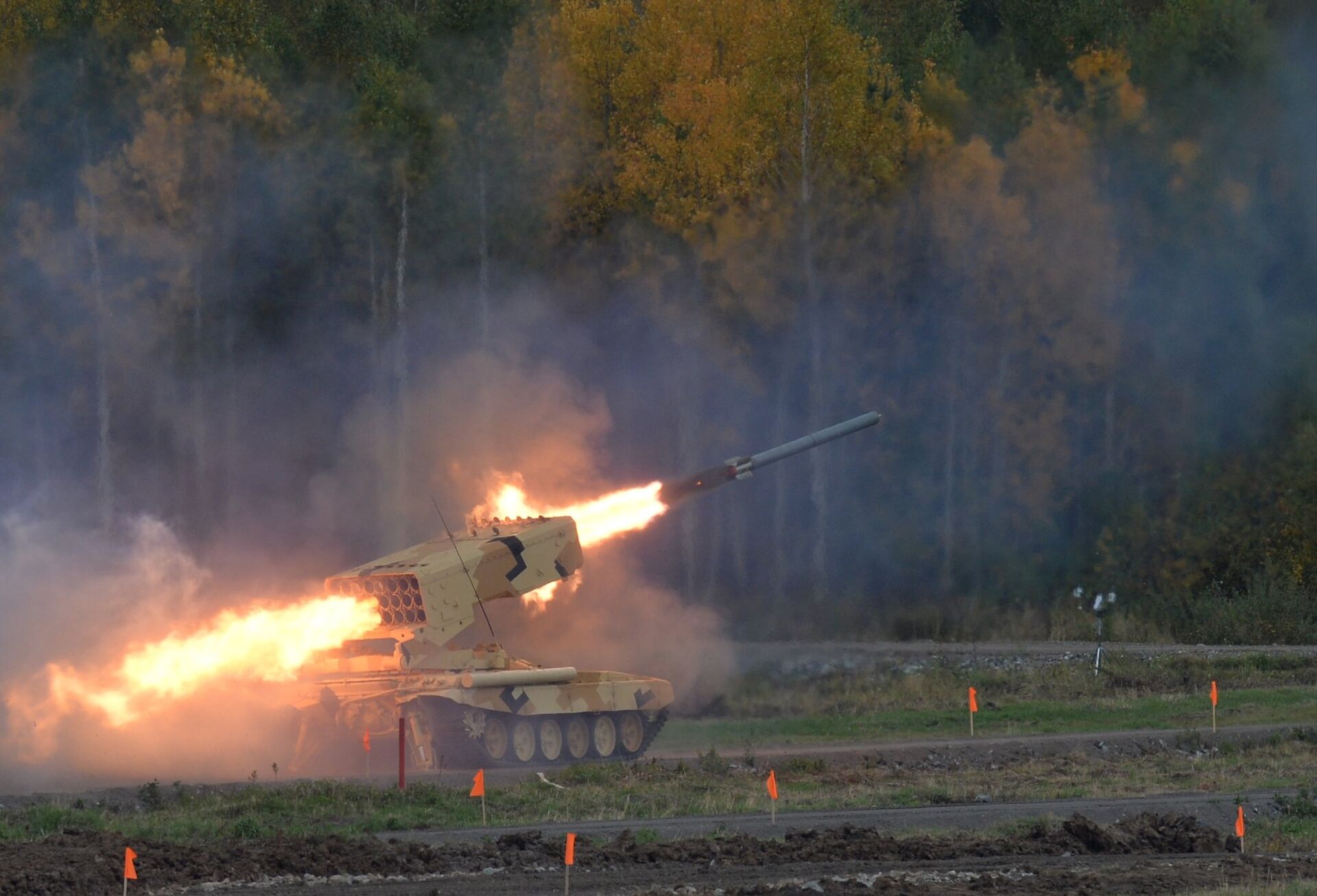 Heavy flamethrower system TOS-1A Solntsepyok during demonstration firing conducted at the 10th Russia Arms Expo international exhibition's opening - Sputnik International, 1920, 18.10.2023