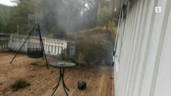 Man films lightning that strikes 5 metres away, destroying his backyard - Sputnik International