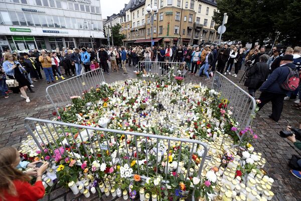 Memorial candles and flowers are placed to commemorate the victims of Friday's stabbings at the Turku Market Square, in Turku, Finland August 19, 2017 - Sputnik International
