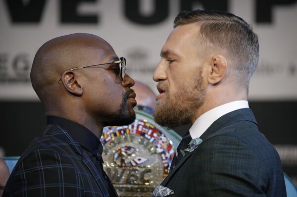Floyd Mayweather Jr., left, and Conor McGregor pose for photographers during a news conference Wednesday, Aug. 23, 2017, in Las Vegas. - Sputnik International