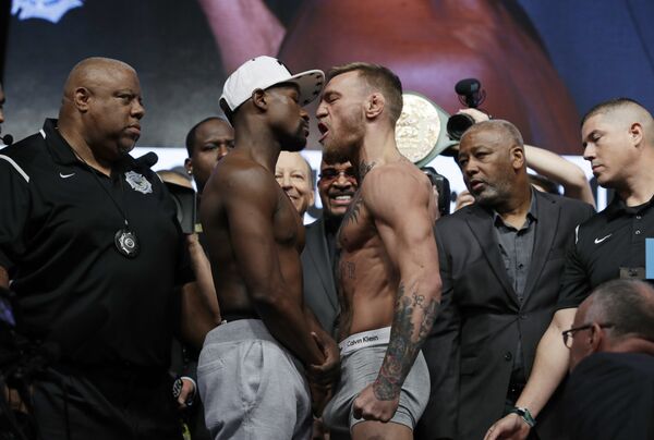 Floyd Mayweather Jr., center left, and Conor McGregor face off during the weigh-in, Friday, Aug. 25, 2017, in Las Vegas. Floyd Mayweather Jr., center left, and Conor McGregor face off during the weigh-in, Friday, Aug. 25, 2017, in Las Vegas. - Sputnik International