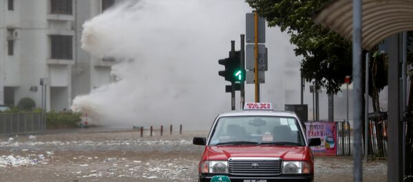 Waves triggered by Typhoon Hato are seen in Hong Kong, China August 23, 2017. - Sputnik International
