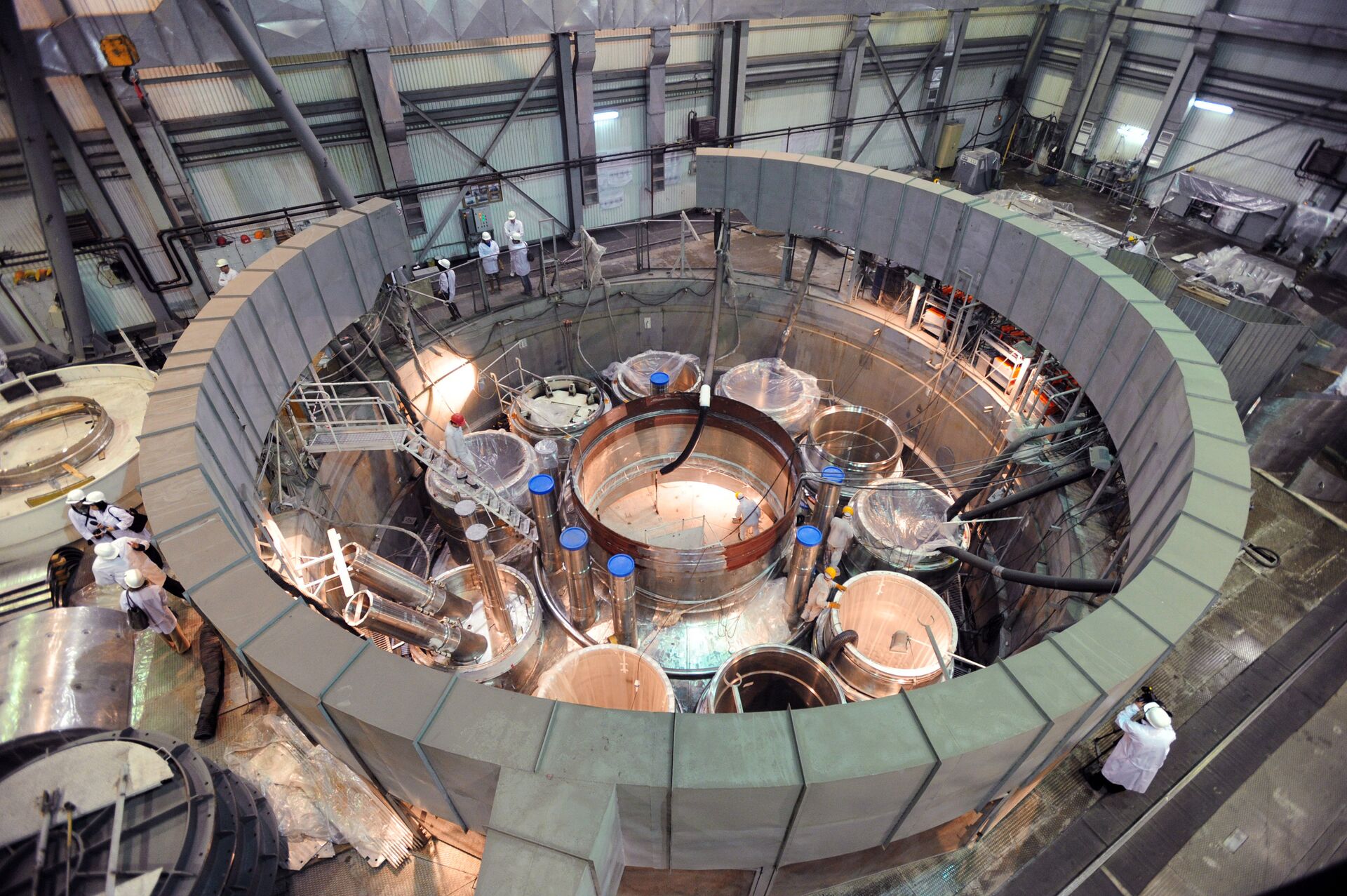 Первая в мире на быстрых нейтронах. Белоярская АЭС БН 800. Реакторный зал Белоярской АЭС. БН-800 Китай. Атомный реактор Росатом.