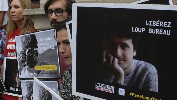 Activists from Reporters Without Borders carry posters in a show of support to French freelance journalist Loup Bureau - Sputnik International