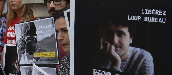 Activists from Reporters Without Borders carry posters in a show of support to French freelance journalist Loup Bureau - Sputnik International