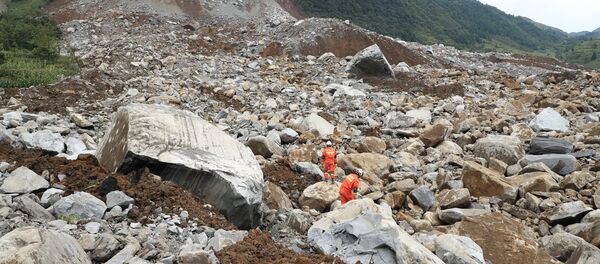 Rescue workers search for survivors at the site of a landslide that occurred in Nayong county, Guizhou province, China August 28, 2017. - Sputnik International