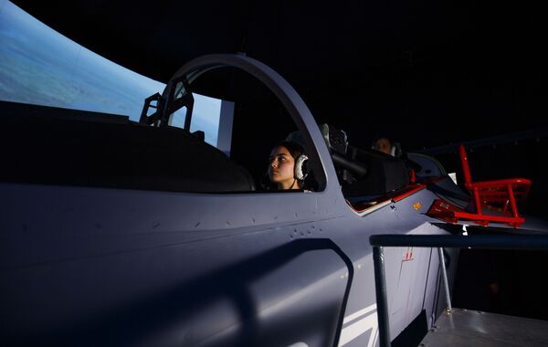 Sky's the Limit: Russia Resumes Training Female Military Pilots - Sputnik International