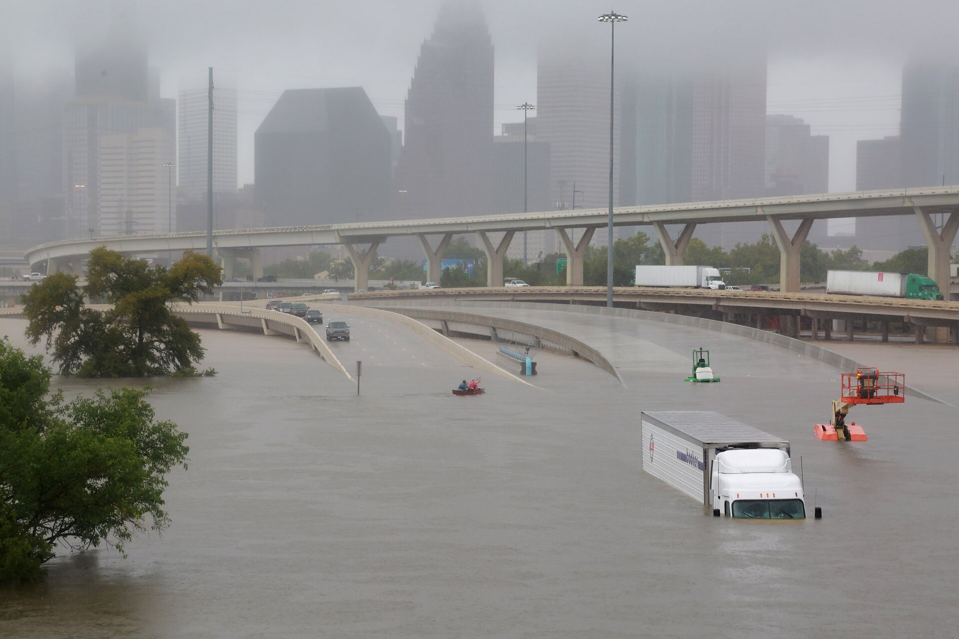 Interstate highway 45 is submerged from the effects of Hurricane Harvey seen during widespread flooding in Houston, Texas, U.S.  - Sputnik International, 1920, 21.09.2021