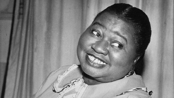 Hattie McDaniel plays a tune as she portrays the title role of Beulah in the CBS Radio Network's comedy series in New York City, Aug. 1951. - Sputnik International