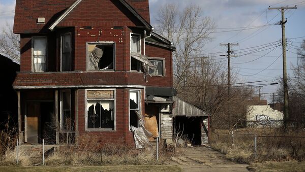 Curtains flap outside the broken window of an abandoned home December 31, 2014 in Detroit, Michigan. - Sputnik International