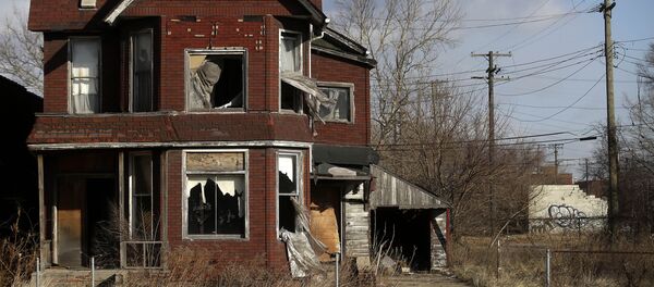 Curtains flap outside the broken window of an abandoned home December 31, 2014 in Detroit, Michigan. Curtains flap outside the broken window of an abandoned home December 31, 2014 in Detroit, Michigan. - Sputnik International
