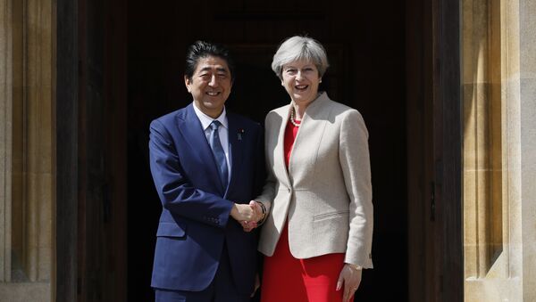 Britain's Prime Minister Theresa May (R) welcomes Japan's Prime Minister Shinzo Abe (L) at Chequers, the prime minister's official country residence, near Ellesborough, northwest of London, on April 28, 2017 - Sputnik International