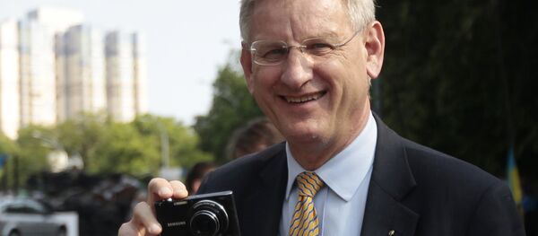 Swedish Foreign Minister Carl Bildt, holds a camera during his walk in central Kiev, Ukraine, Friday, May 16, 2014 Swedish Foreign Minister Carl Bildt, holds a camera during his walk in central Kiev, Ukraine, Friday, May 16, 2014 - Sputnik International