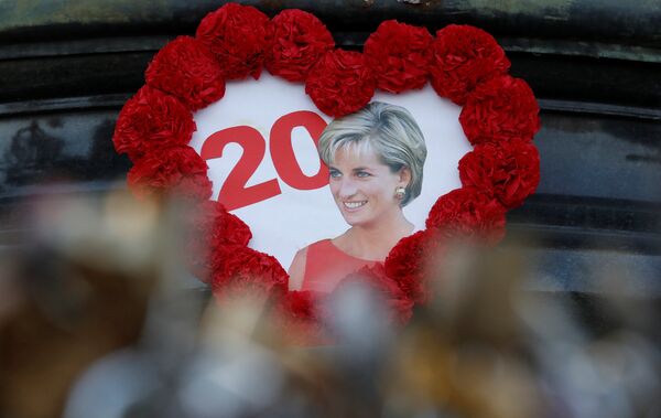 A picture of late Princess Diana is displayed at the bottom of the Liberty Flame monument at the Place de l'Alma, above the underpass where Diana Princess of Wales, was killed in a car accident on August 31, 1997, in Paris, France, August 29, 2017. - Sputnik International