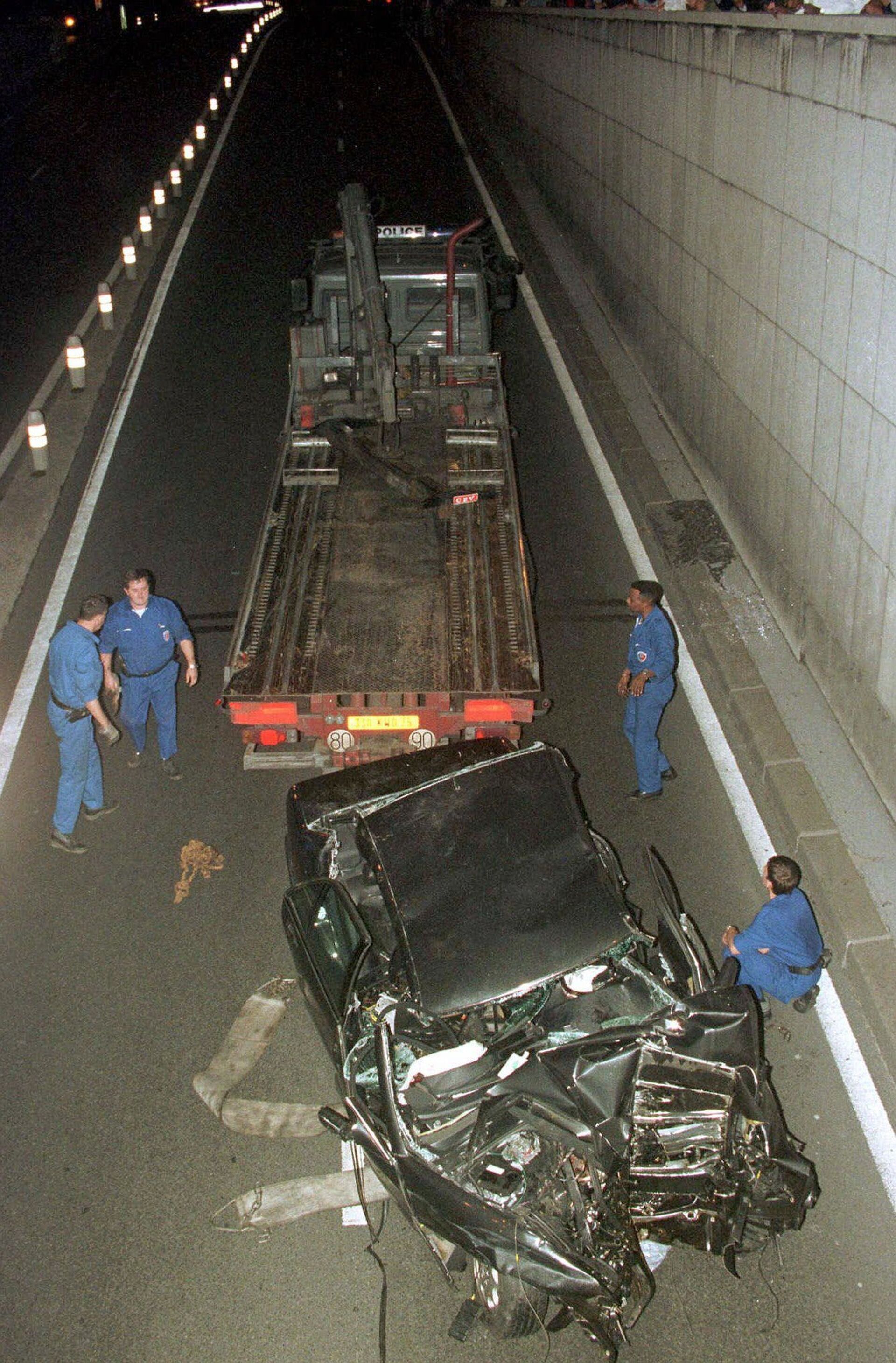 Workers prepare to take away the car in which Diana, Princess of Wales, died Sunday, Aug. 31, 1997 in Paris, in a car crash that also killed her boyfriend, Dodi Fayed, and the chauffeur. - Sputnik International, 1920, 05.12.2021