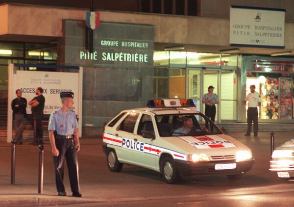 Police guard the entrance to the Pitie-Salpetriere hospital in Paris, France, where Diana, Princess of Wales, was taken following a car crash in which her companion Dodi Fayed and the chauffeur were killed early Sunday Aug.31, 1997. - Sputnik International