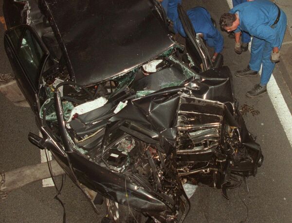 In this Aug. 31, 1997 file photo, police officers prepare to remove the Mercedes car in which Diana, Princess of Wales,and her companion Dodi al Fayed were killed, in Paris.  - Sputnik International