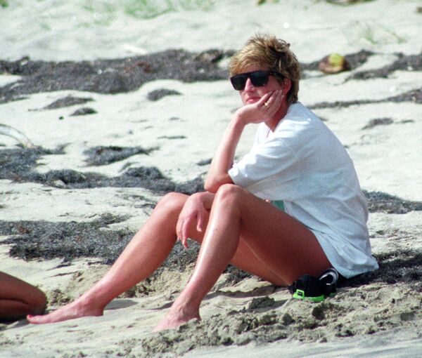 Princess Diana relaxes on the sand during a visit to the beach on the Caribbean Island of Nevis January 4, 1993.  - Sputnik International