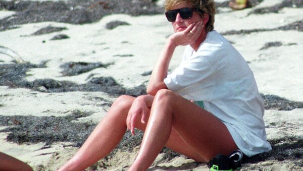 Princess Diana relaxes on the sand during a visit to the beach on the Caribbean Island of Nevis January 4, 1993. - Sputnik International