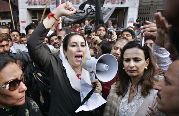 Pakistan's former Prime Minister Benazir Bhutto, center, shouts freedom freedom slogans at a protest camp arranged by journalists against the media crackdown, Saturday, Nov. 10, 2007 in Islamabad, Pakistan.  - Sputnik International