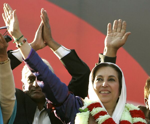 Pakistan former Prime Minister Benazir Bhutto waves to her supporters during her last public rally in Rawalpindi, Pakistan, Thursday, Dec. 27, 2007.  - Sputnik International