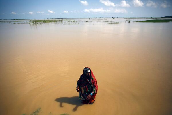 A flood victim washes herself at the flood affected area in Saptari District, Nepal August 14, 2017 A flood victim washes herself at the flood affected area in Saptari District, Nepal August 14, 2017 - Sputnik International