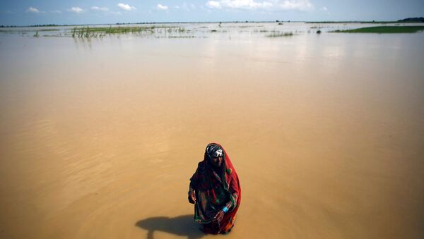A flood victim washes herself at the flood affected area in Saptari District, Nepal August 14, 2017 - Sputnik International