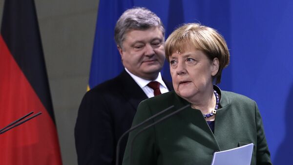 Ukrainian President Petro Poroshenko, left, and German Chancellor Angela Merkel arrive for statements prior to a meeting in Berlin, Germany, Monday, Jan. 30, 2017 - Sputnik International