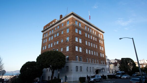 People walk past the Consulate-General of Russia in San Francisco, California on December 29, 2016 - Sputnik International