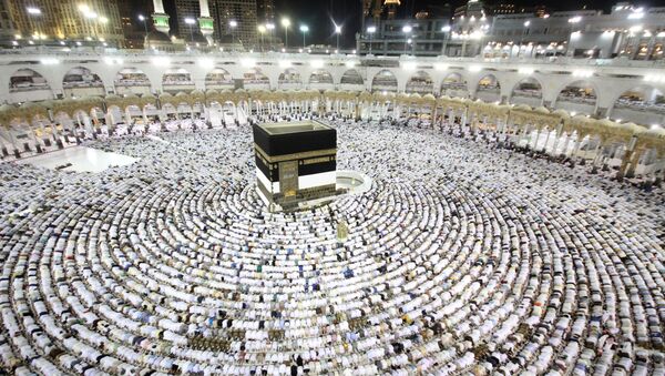 Muslim worshippers perform the evening (Isha) prayers at the Kaaba, Islam's holiest shrine, at the Grand Mosque in Saudi Arabia's holy city of Mecca on August 25, 2017, a week prior to the start of the annual Hajj pilgrimage in the holy city   - Sputnik International