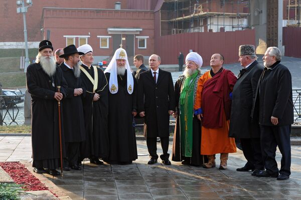 Surrounded by the leaders of Russia's traditional confessions, President Putin lays flowers at monument to Minin and Pozharsky on Red Square. File photo. Surrounded by the leaders of Russia's traditional confessions, President Putin lays flowers at monument to Minin and Pozharsky on Red Square. File photo. - Sputnik International