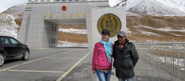 In this photograph taken on September 29, 2015, a Chinese woman (L) poses for a photograph with a Pakistani man at the Pak-China Khunjerab Pass, the world's highest paved border crossing at 4,600 metres above sea level In this photograph taken on September 29, 2015, a Chinese woman (L) poses for a photograph with a Pakistani man at the Pak-China Khunjerab Pass, the world's highest paved border crossing at 4,600 metres above sea level - Sputnik International
