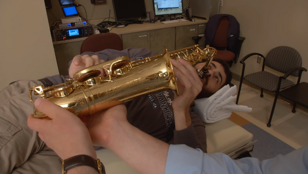 Musician play saxophone during brain his own brain surgery - Sputnik International